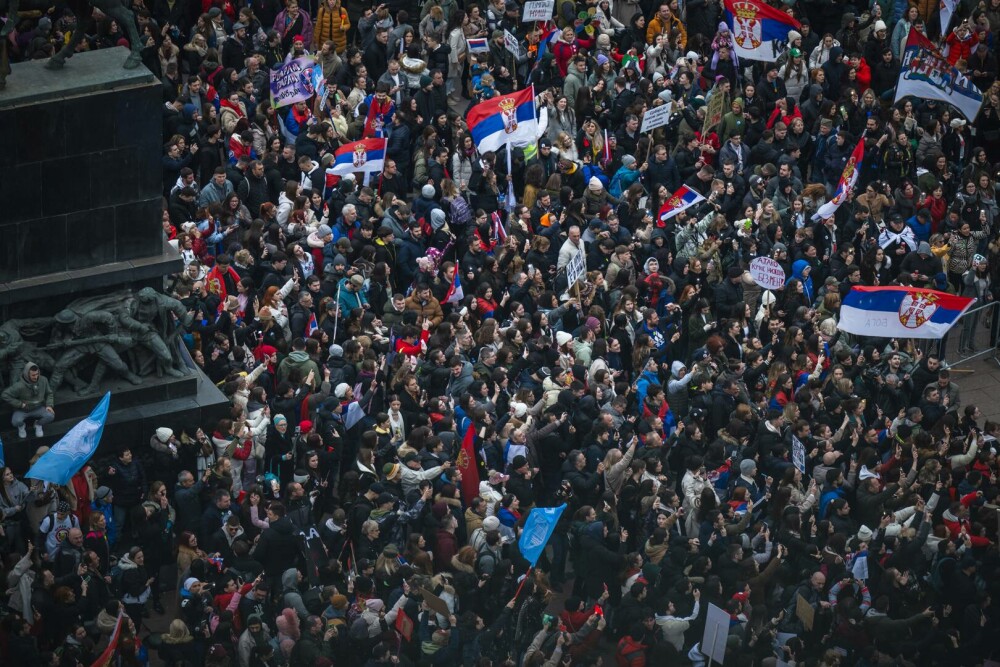 Nouă manifestație a studenților împotriva corupției din Serbia. Tinerii sârbi și-au exprimat revolta față de Guvern - Imaginea 1