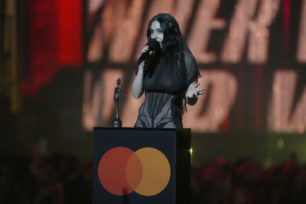 BRIT Awards 2025. Charli XCX a câştigat cinci trofee. Ținuta îndrăzneață purtată de artistă. GALERIE FOTO - Imaginea 1
