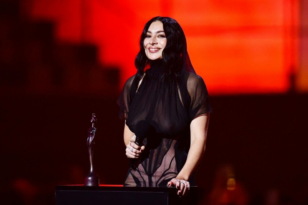 BRIT Awards 2025. Charli XCX a câştigat cinci trofee. Ținuta îndrăzneață purtată de artistă. GALERIE FOTO - Imaginea 2