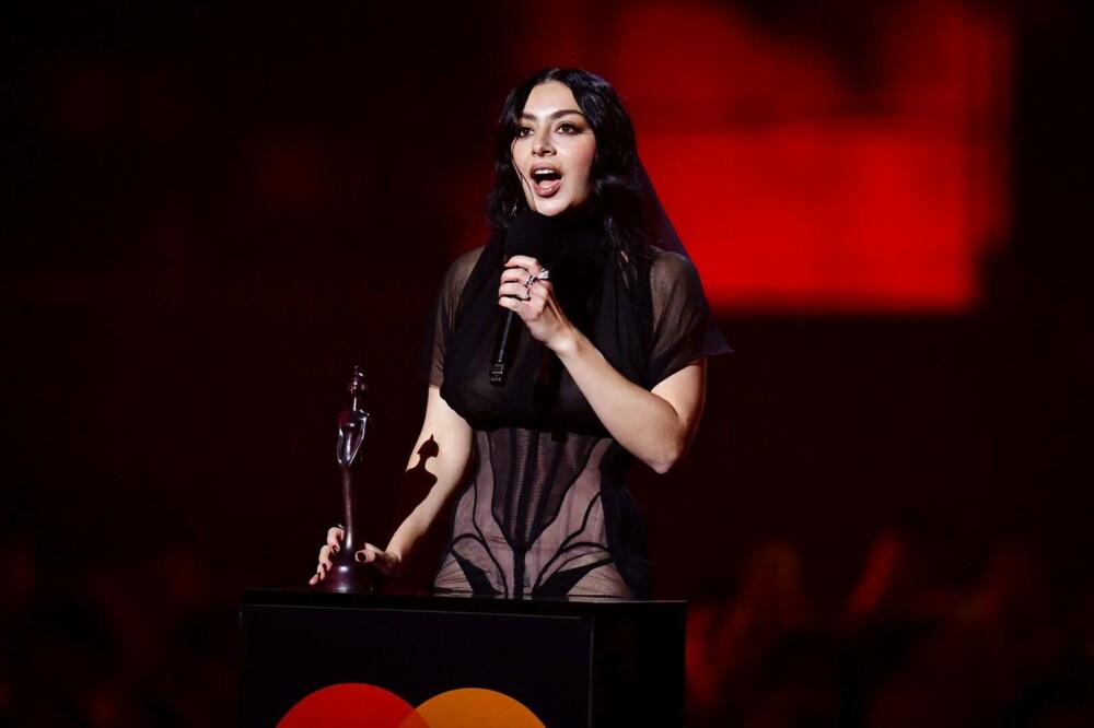 BRIT Awards 2025. Charli XCX a câştigat cinci trofee. Ținuta îndrăzneață purtată de artistă. GALERIE FOTO - Imaginea 3