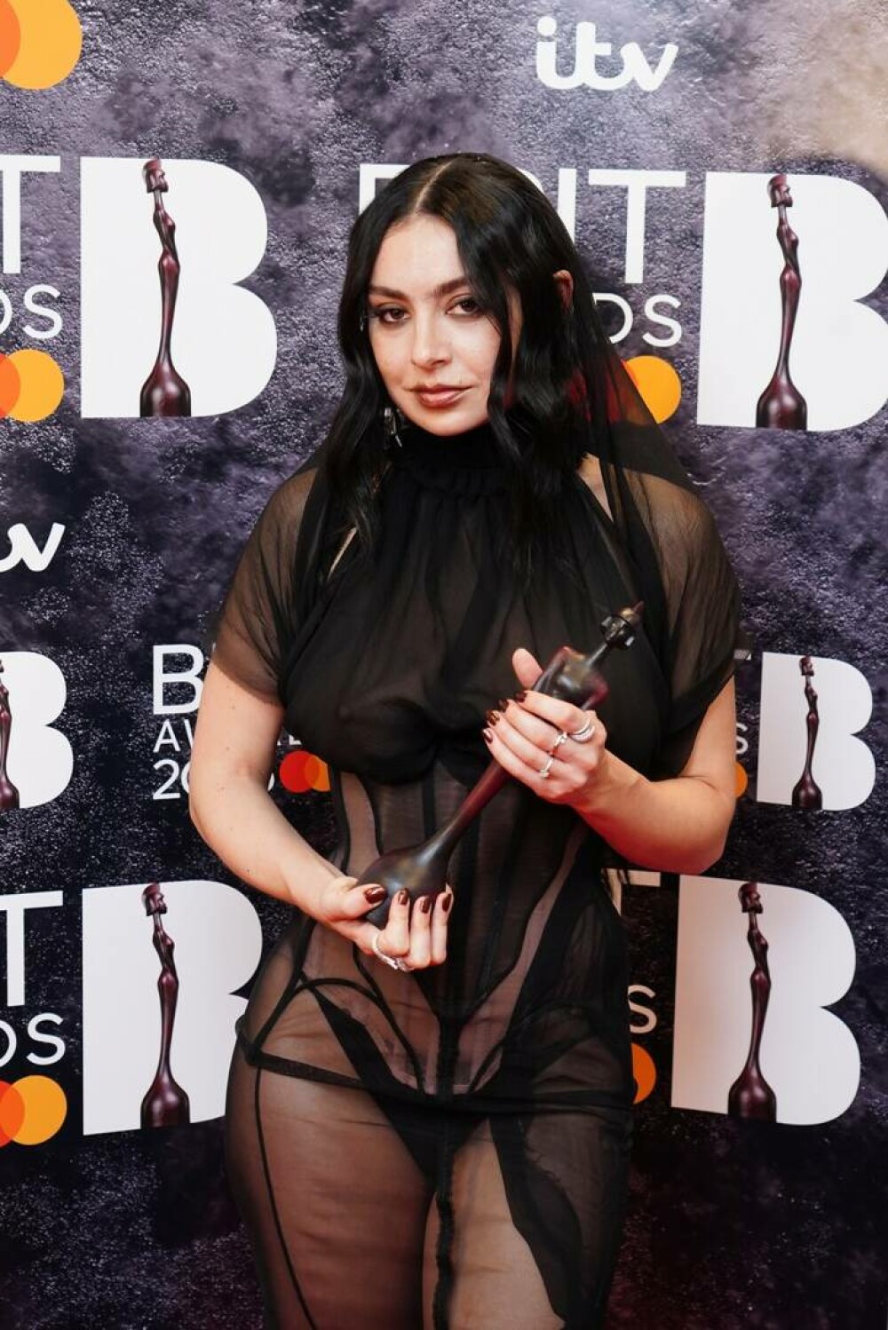 BRIT Awards 2025. Charli XCX a câştigat cinci trofee. Ținuta îndrăzneață purtată de artistă. GALERIE FOTO - Imaginea 4