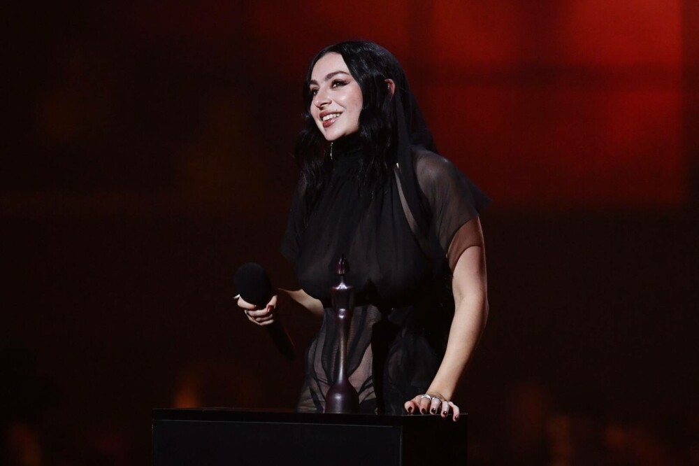 BRIT Awards 2025. Charli XCX a câştigat cinci trofee. Ținuta îndrăzneață purtată de artistă. GALERIE FOTO - Imaginea 5