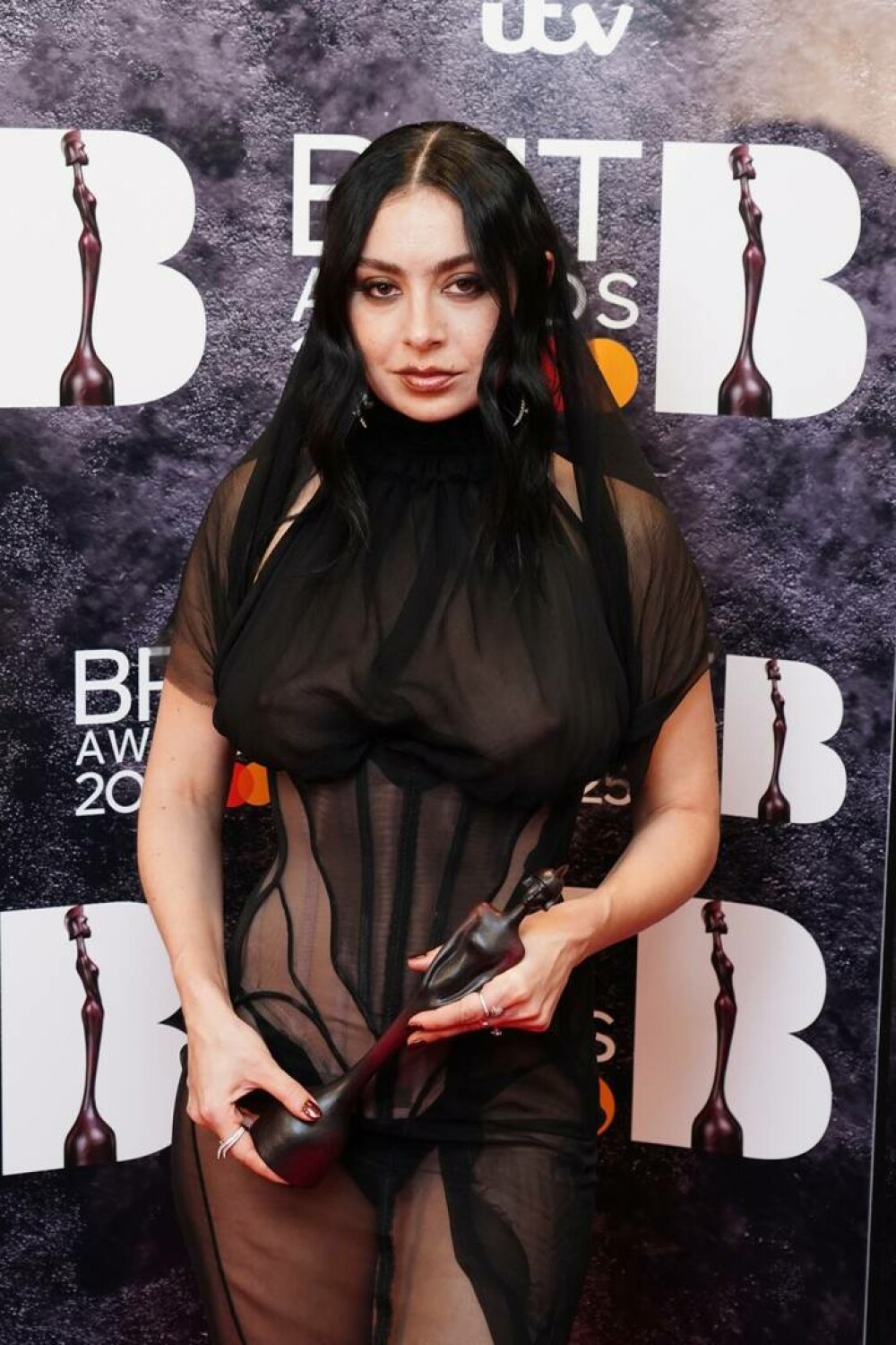 BRIT Awards 2025. Charli XCX a câştigat cinci trofee. Ținuta îndrăzneață purtată de artistă. GALERIE FOTO - Imaginea 6