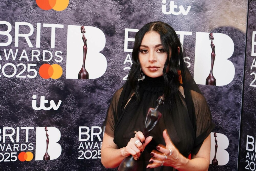 BRIT Awards 2025. Charli XCX a câştigat cinci trofee. Ținuta îndrăzneață purtată de artistă. GALERIE FOTO - Imaginea 7