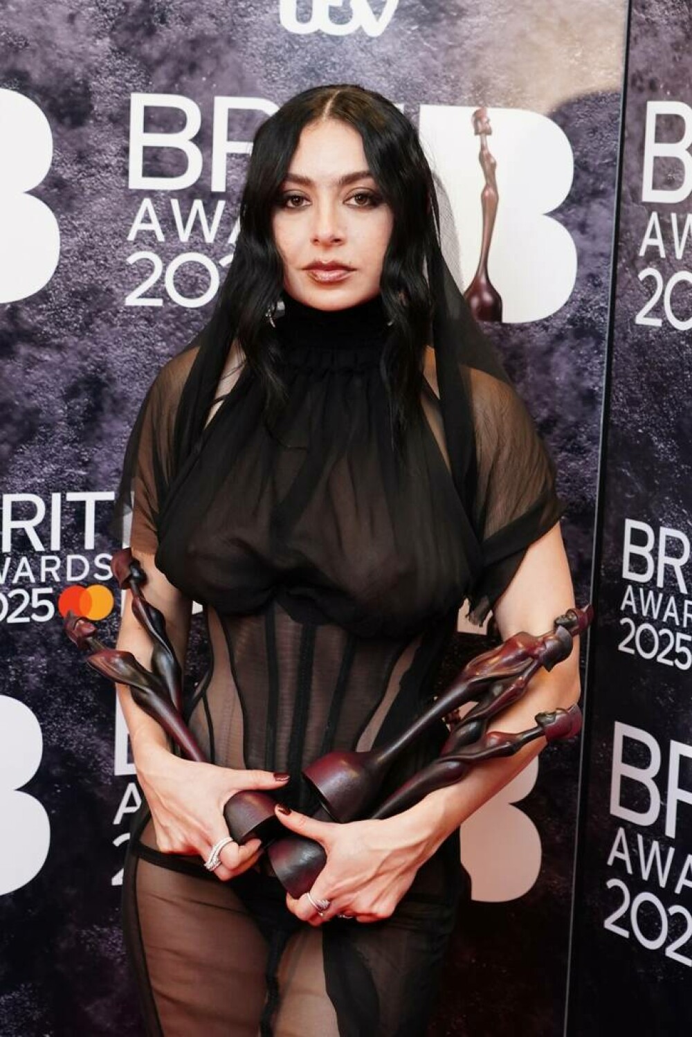 BRIT Awards 2025. Charli XCX a câştigat cinci trofee. Ținuta îndrăzneață purtată de artistă. GALERIE FOTO - Imaginea 8