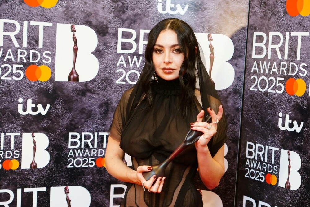 BRIT Awards 2025. Charli XCX a câştigat cinci trofee. Ținuta îndrăzneață purtată de artistă. GALERIE FOTO - Imaginea 9