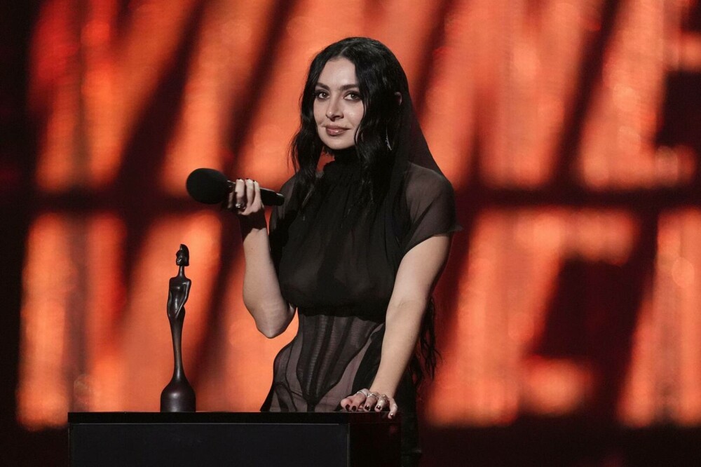 BRIT Awards 2025. Charli XCX a câştigat cinci trofee. Ținuta îndrăzneață purtată de artistă. GALERIE FOTO - Imaginea 10