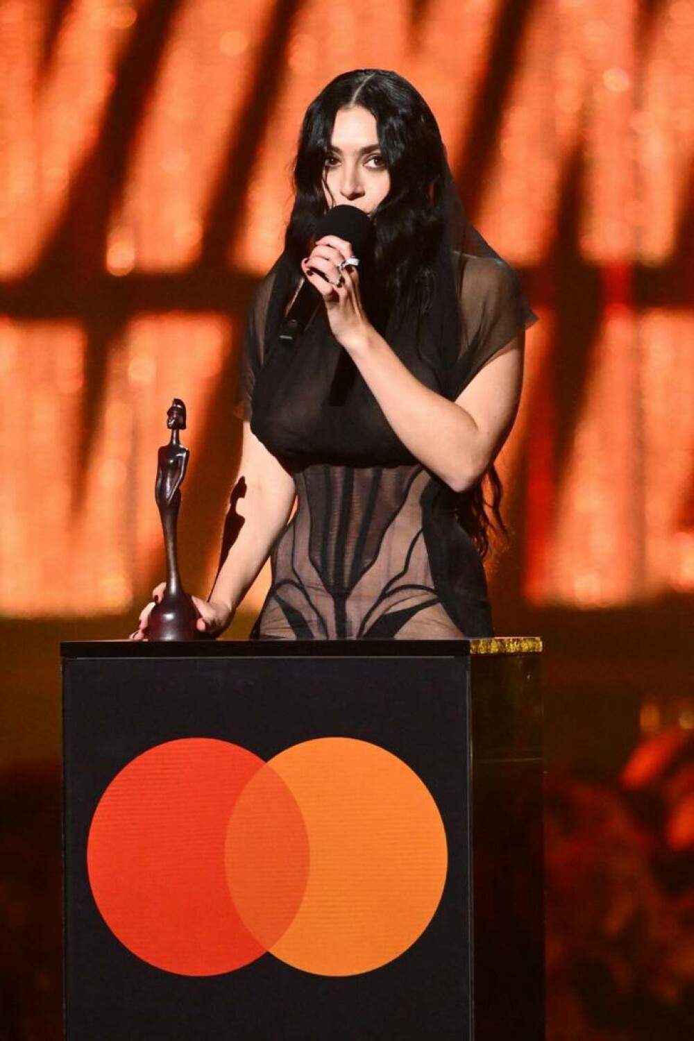 BRIT Awards 2025. Charli XCX a câştigat cinci trofee. Ținuta îndrăzneață purtată de artistă. GALERIE FOTO - Imaginea 11