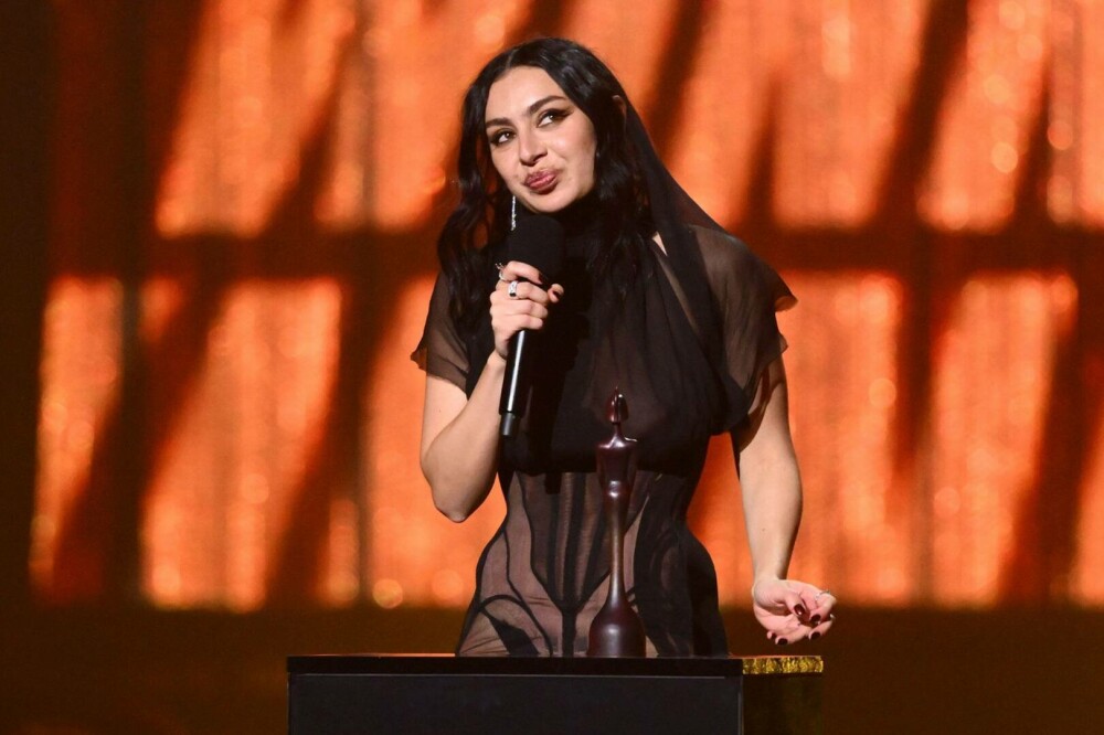 BRIT Awards 2025. Charli XCX a câştigat cinci trofee. Ținuta îndrăzneață purtată de artistă. GALERIE FOTO - Imaginea 12
