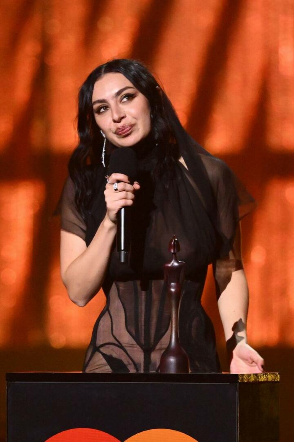 BRIT Awards 2025. Charli XCX a câştigat cinci trofee. Ținuta îndrăzneață purtată de artistă. GALERIE FOTO - Imaginea 13