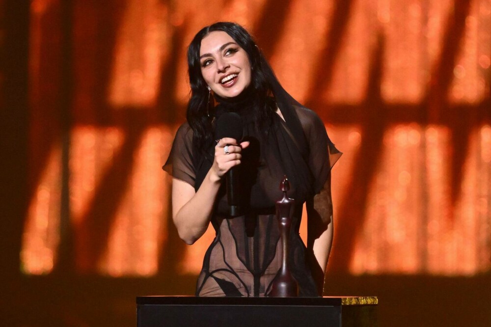Charli XCX s-a căsătorit în secret. Cine este George Daniel, bărbatul care i-a devenit soț. VIDEO - Imaginea 7