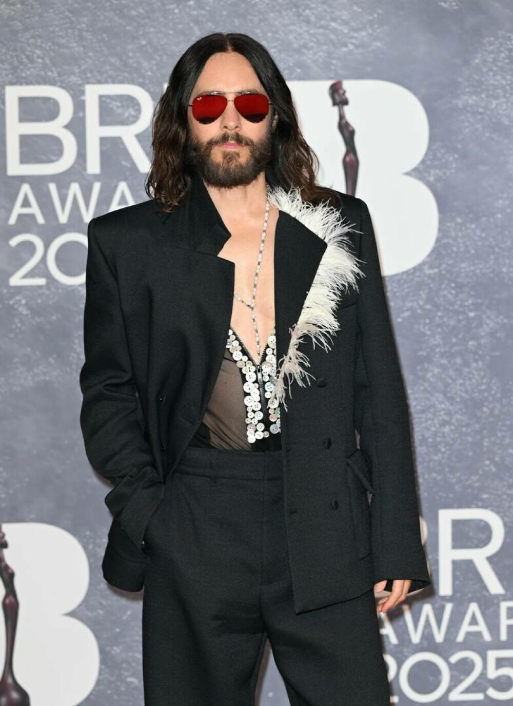 BRIT Awards 2025: Cele mai spectaculoase ținute de pe covorul roșu. Sabrina Carpenter, în centrul atenției. FOTO - Imaginea 23