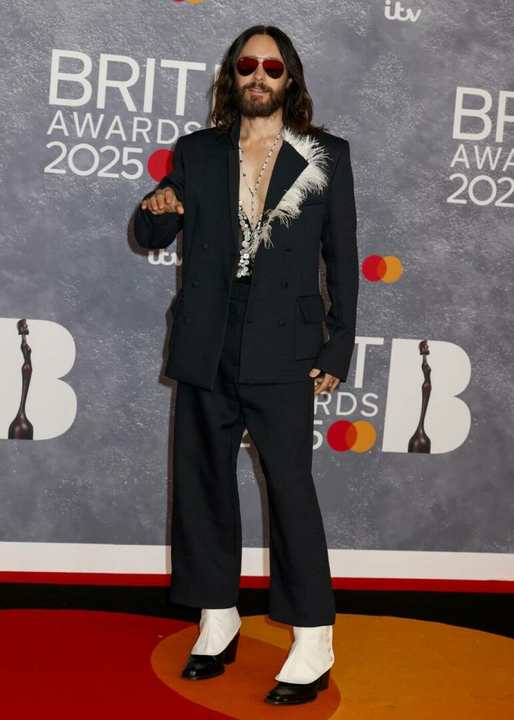 BRIT Awards 2025: Cele mai spectaculoase ținute de pe covorul roșu. Sabrina Carpenter, în centrul atenției. FOTO - Imaginea 26