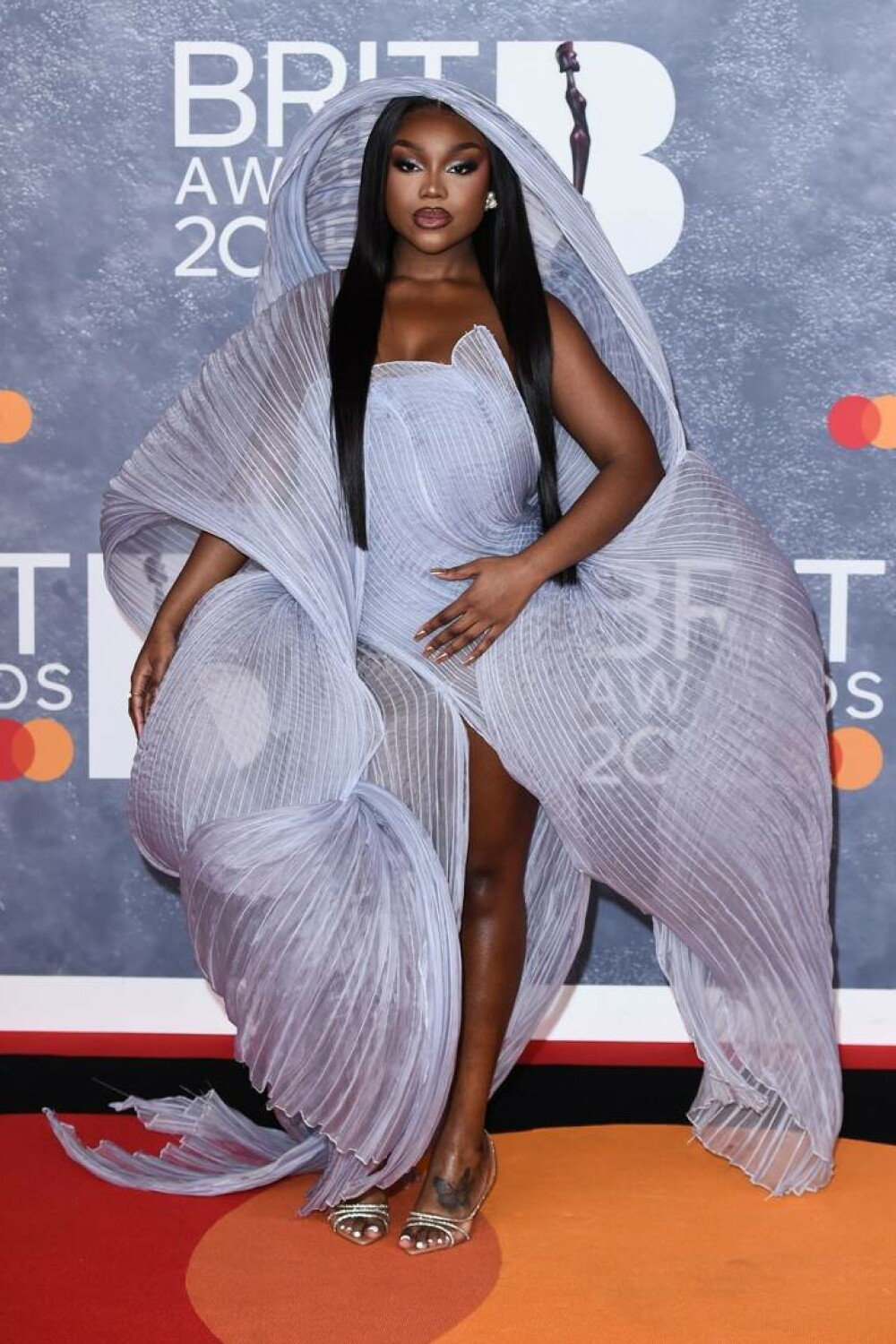 Cele mai nereușite ținute de la BRIT Awards 2025. Artiștii care au dezamăgit pe covorul roșu. GALERIE FOTO - Imaginea 1