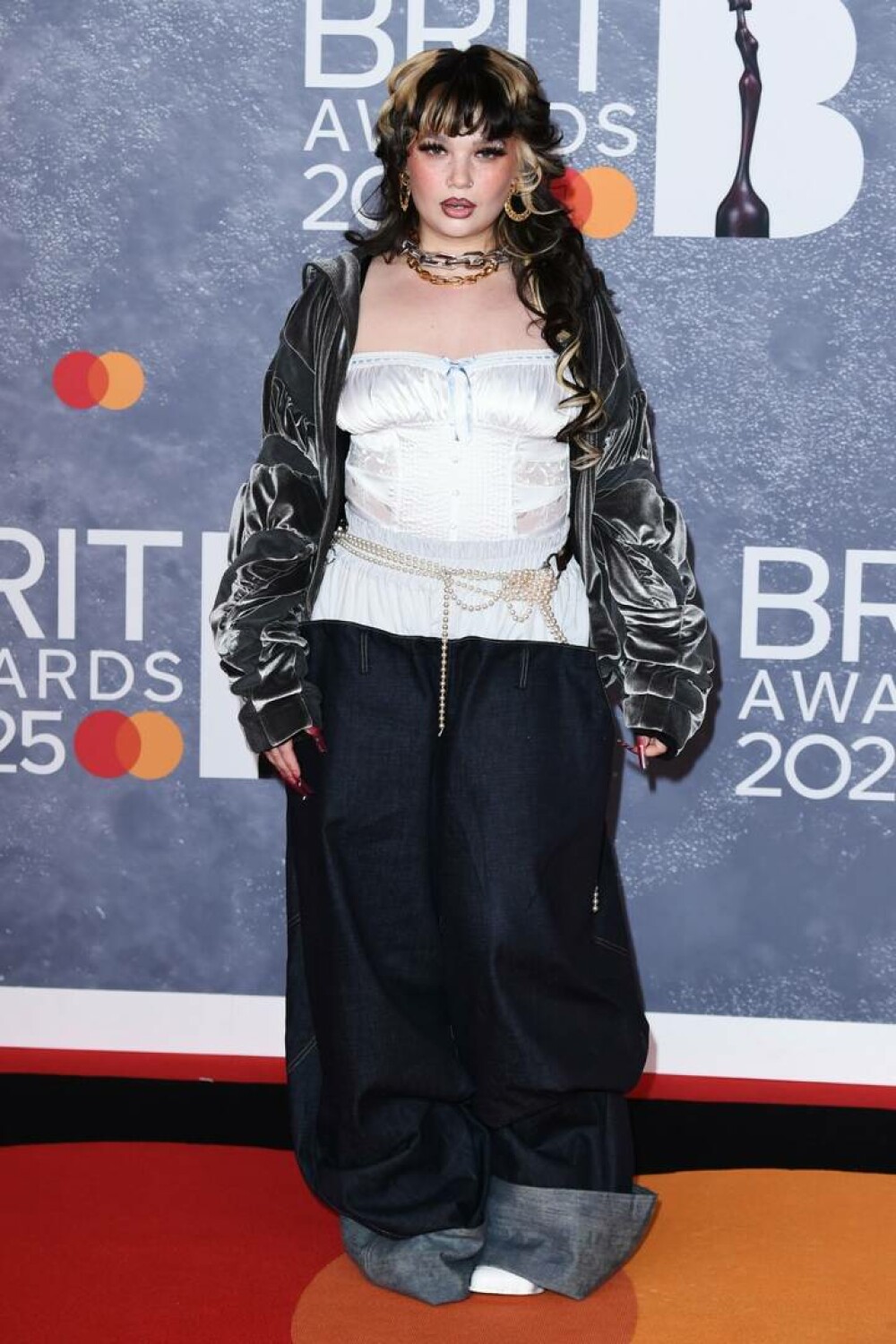 Cele mai nereușite ținute de la BRIT Awards 2025. Artiștii care au dezamăgit pe covorul roșu. GALERIE FOTO - Imaginea 6