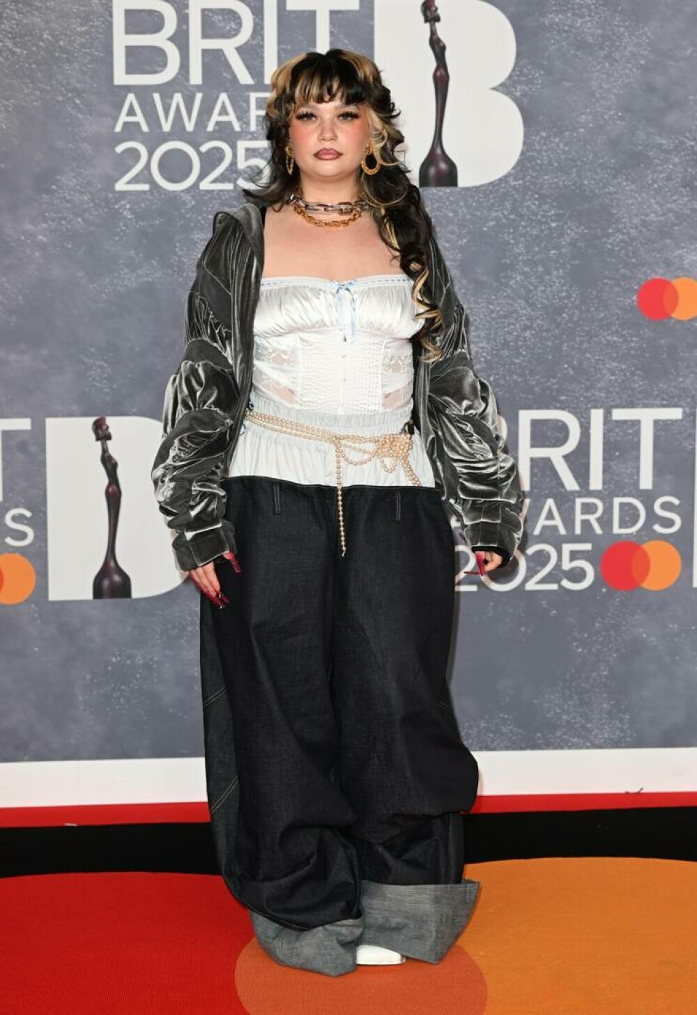 Cele mai nereușite ținute de la BRIT Awards 2025. Artiștii care au dezamăgit pe covorul roșu. GALERIE FOTO - Imaginea 7