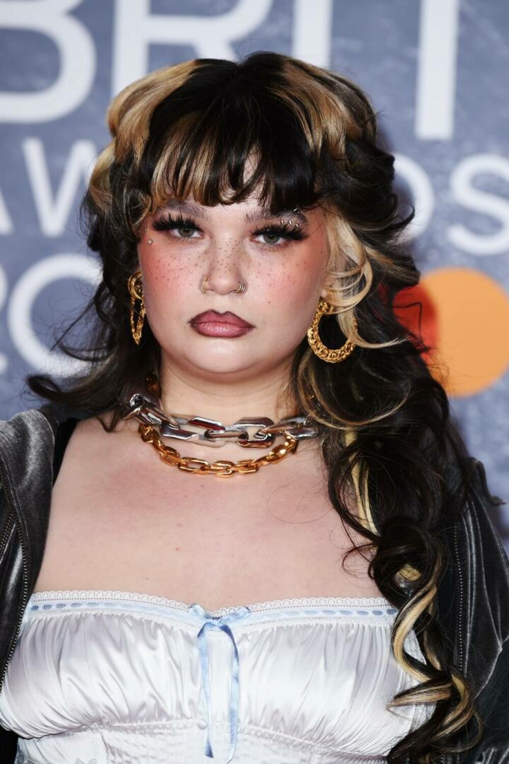 Cele mai nereușite ținute de la BRIT Awards 2025. Artiștii care au dezamăgit pe covorul roșu. GALERIE FOTO - Imaginea 8