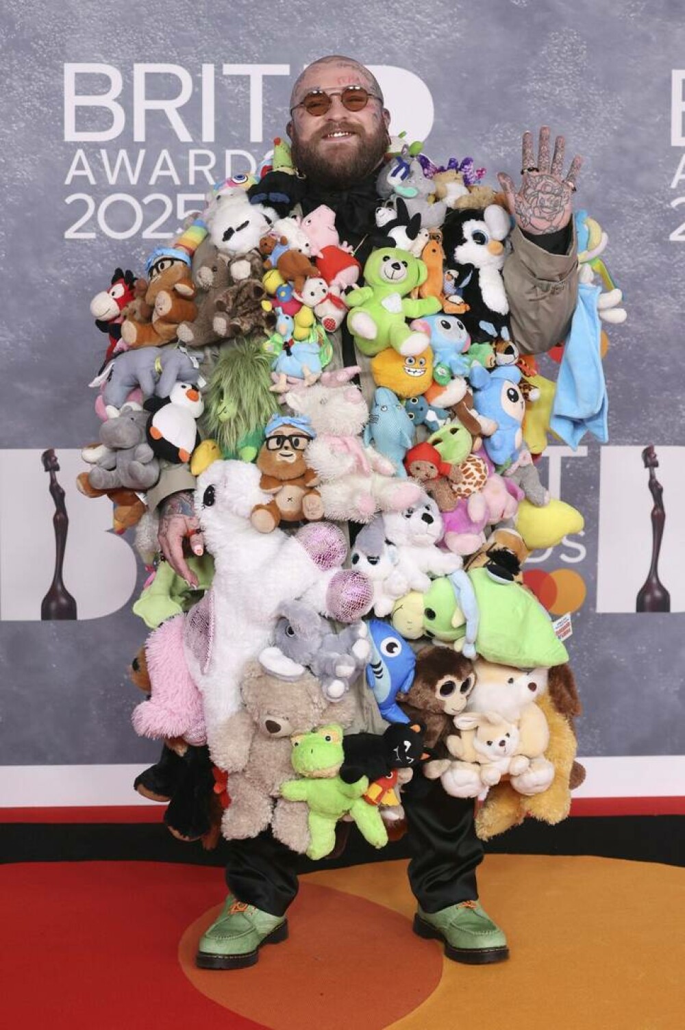 Cele mai nereușite ținute de la BRIT Awards 2025. Artiștii care au dezamăgit pe covorul roșu. GALERIE FOTO - Imaginea 9