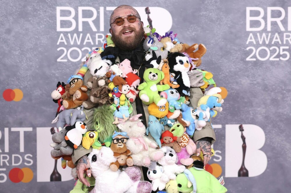 Cele mai nereușite ținute de la BRIT Awards 2025. Artiștii care au dezamăgit pe covorul roșu. GALERIE FOTO - Imaginea 10