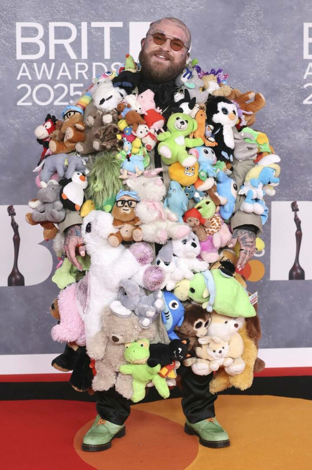 Cele mai nereușite ținute de la BRIT Awards 2025. Artiștii care au dezamăgit pe covorul roșu. GALERIE FOTO - Imaginea 11