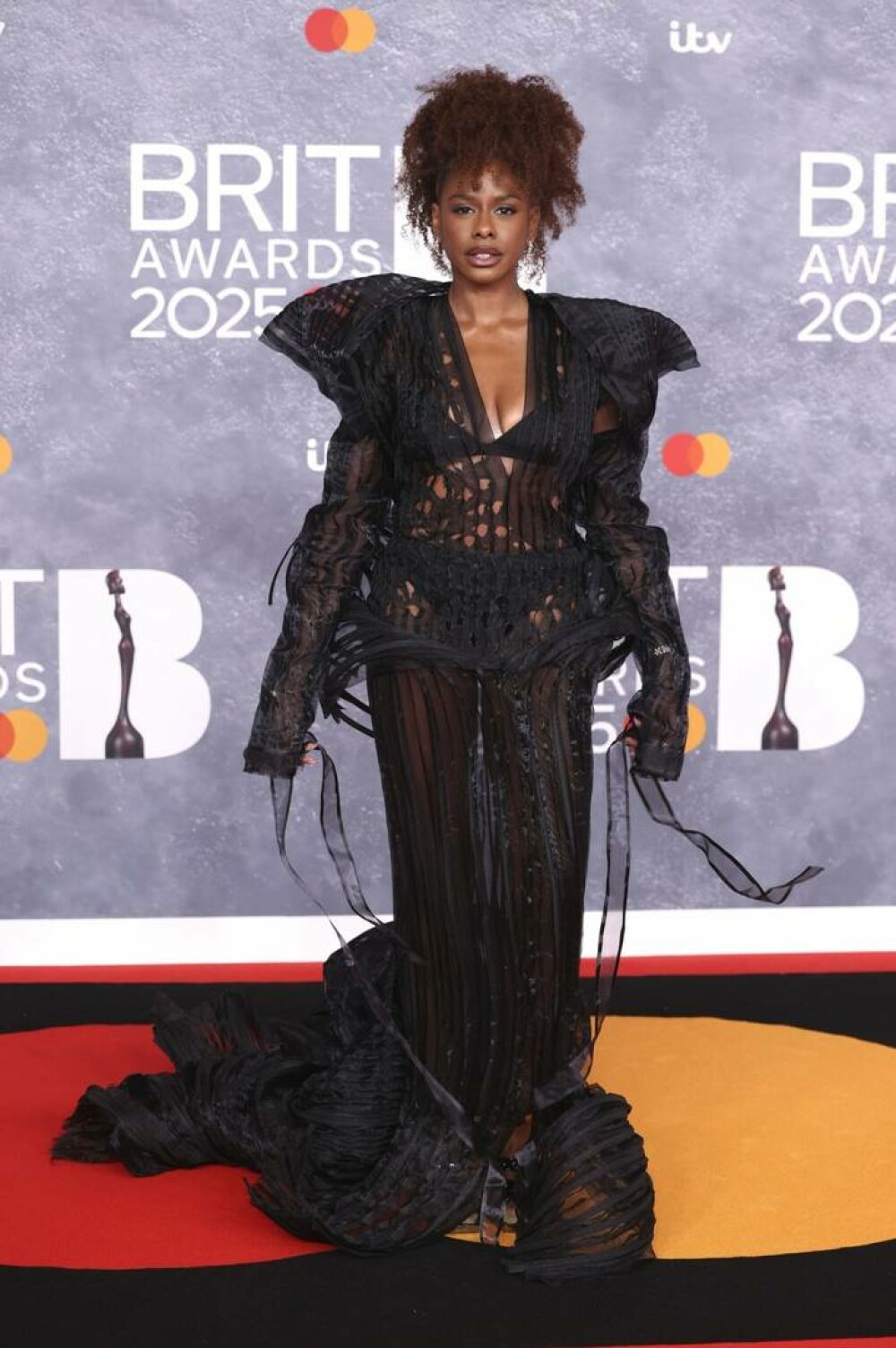 Cele mai nereușite ținute de la BRIT Awards 2025. Artiștii care au dezamăgit pe covorul roșu. GALERIE FOTO - Imaginea 12