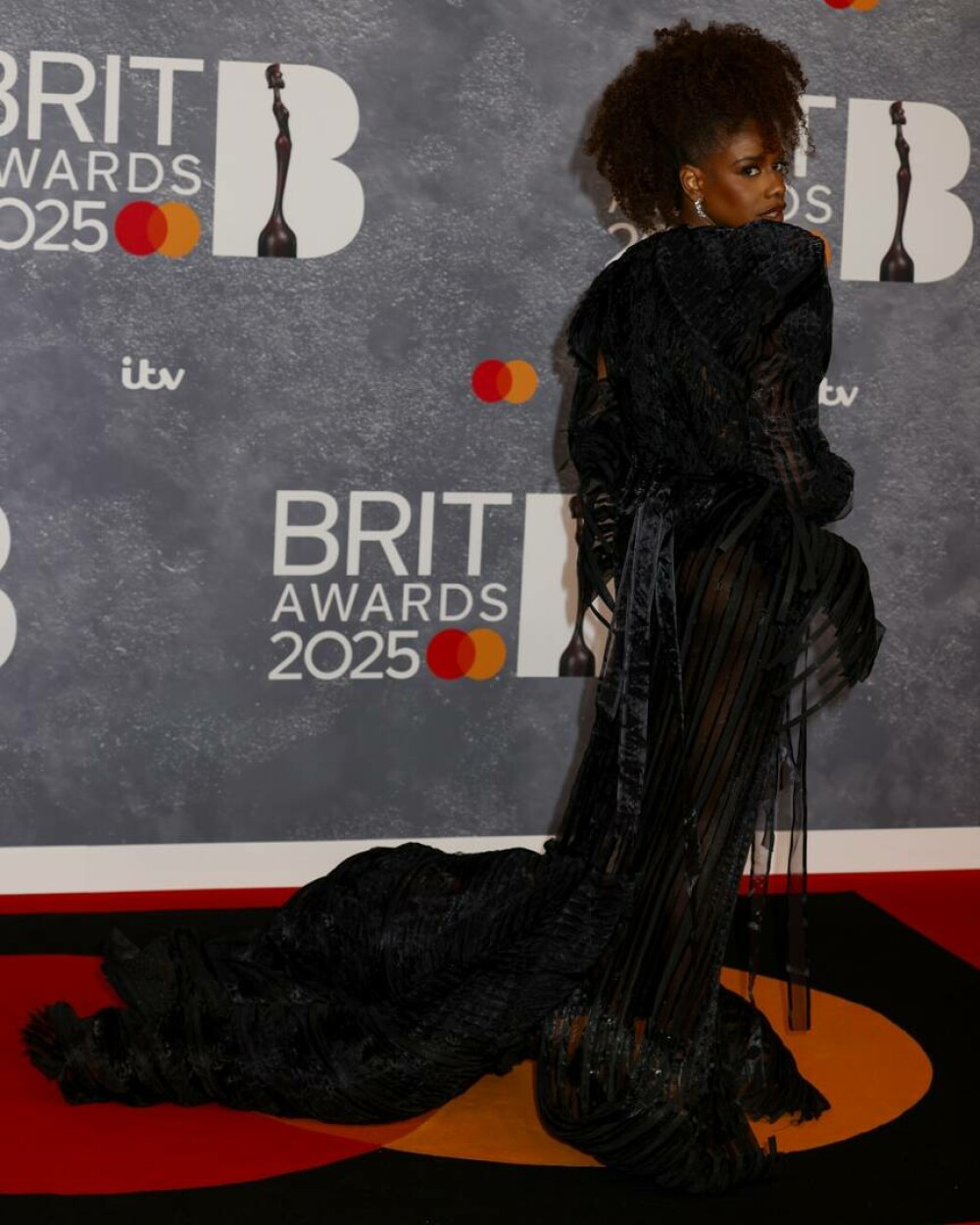 Cele mai nereușite ținute de la BRIT Awards 2025. Artiștii care au dezamăgit pe covorul roșu. GALERIE FOTO - Imaginea 13