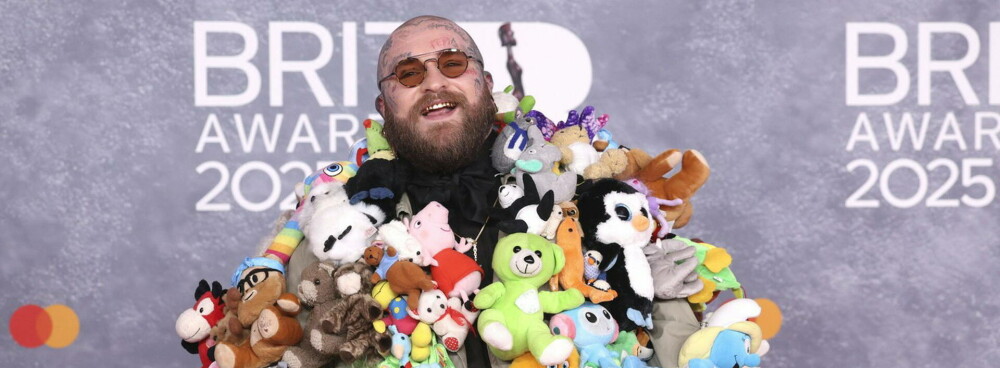 Cele mai nereușite ținute de la BRIT Awards 2025. Artiștii care au dezamăgit pe covorul roșu. GALERIE FOTO - Imaginea 14