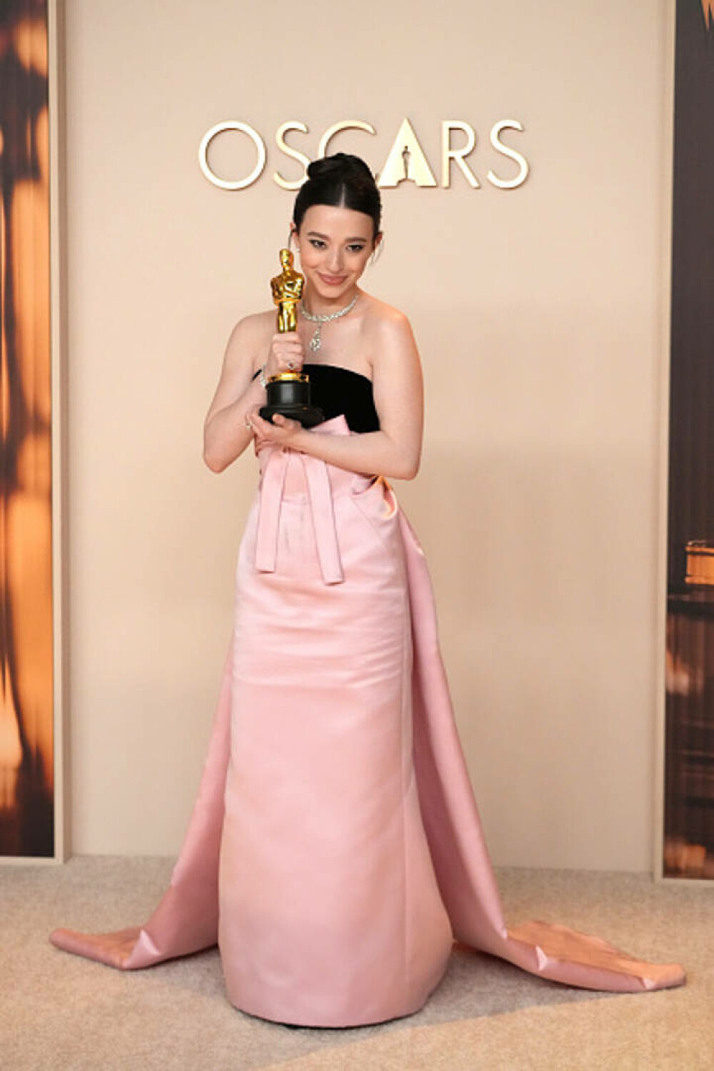 Oscar 2025: Cele mai spectaculoase ținute ale vedetelor de pe covorul roșu de la Oscar 2025 - GALERIE FOTO - Imaginea 46