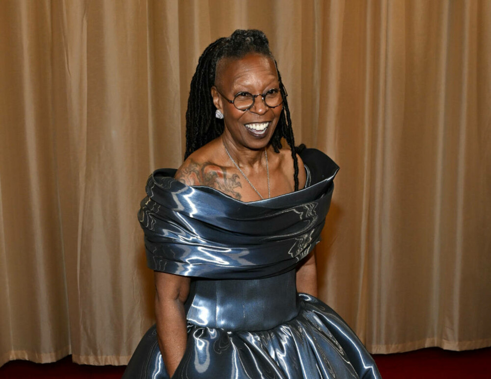 Cum arată Whoopi Goldberg la 69 de ani. Actrița și-a afișat tatuajele pe scena de la Oscar 2025 - GALERIE FOTO - Imaginea 1