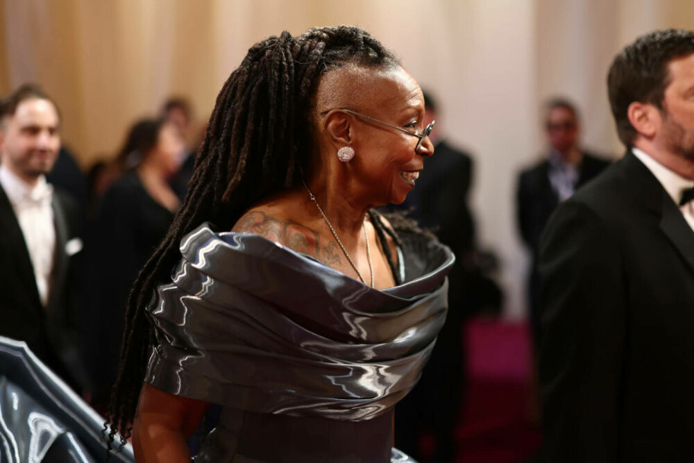 Cum arată Whoopi Goldberg la 69 de ani. Actrița și-a afișat tatuajele pe scena de la Oscar 2025 - GALERIE FOTO - Imaginea 3