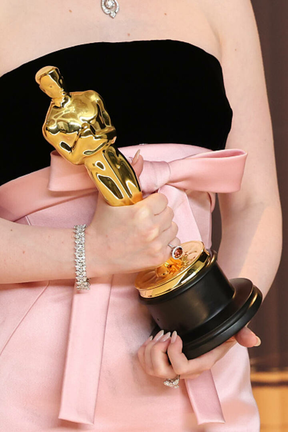 Cele mai neinspirate ținute purtate la Premiile Oscar 2025. Vedetele care au dezamăgit pe covorul roșu. GALERIE FOTO - Imaginea 70