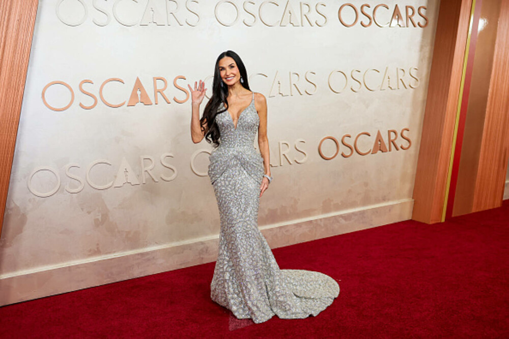 Demi Moore, strălucitoare pe covorul roșu de la Premiile Oscar 2025. Ținuta cu care întors toate privirile. GALERIE FOTO - Imaginea 2