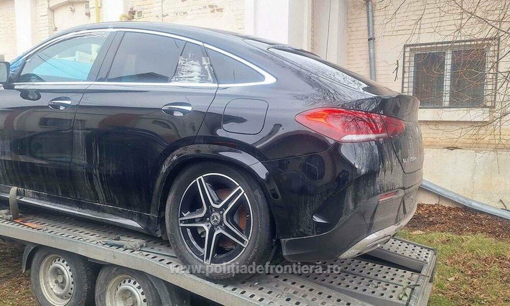 Mașini de lux furate, în valoare de 115.000 de euro, au fost descoperite în Vaslui. Autoturismele au fost confiscate. FOTO - Imaginea 1