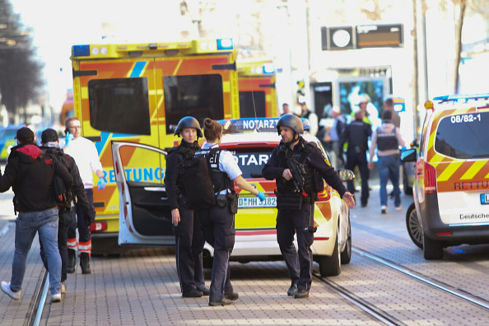 O maşină a intrat într-o mulţime în Mannheim. Sunt doi morți și mai mulți răniți. German cu „probleme psihice”, reținut - Imaginea 6