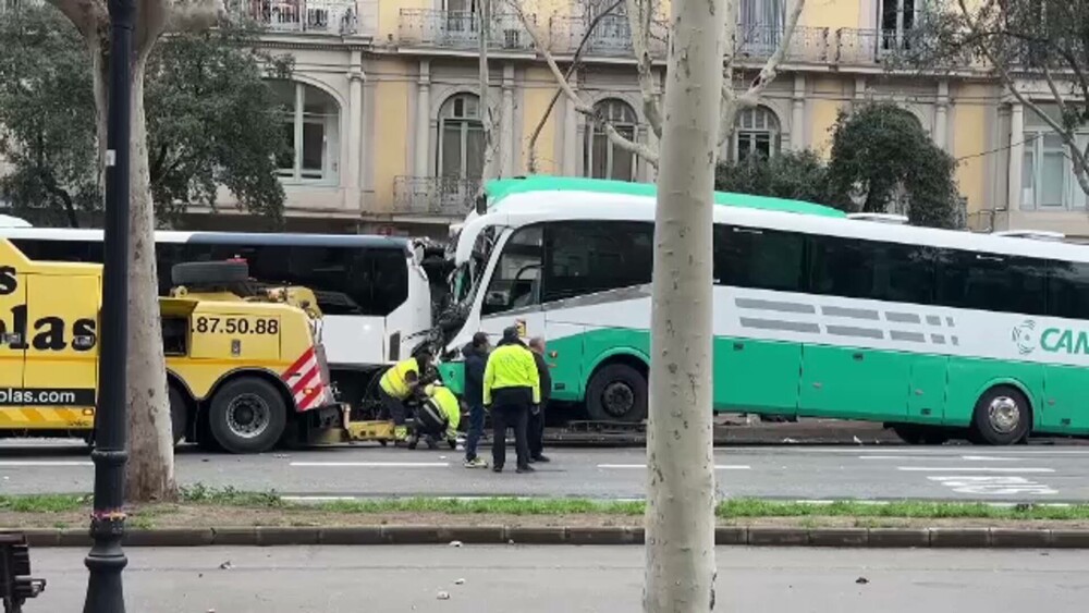 Accident grav în Spania. Cel puțin 50 de oameni au fost răniți după ce două autocare s-au ciocnit în Barcelona. FOTO - Imaginea 1