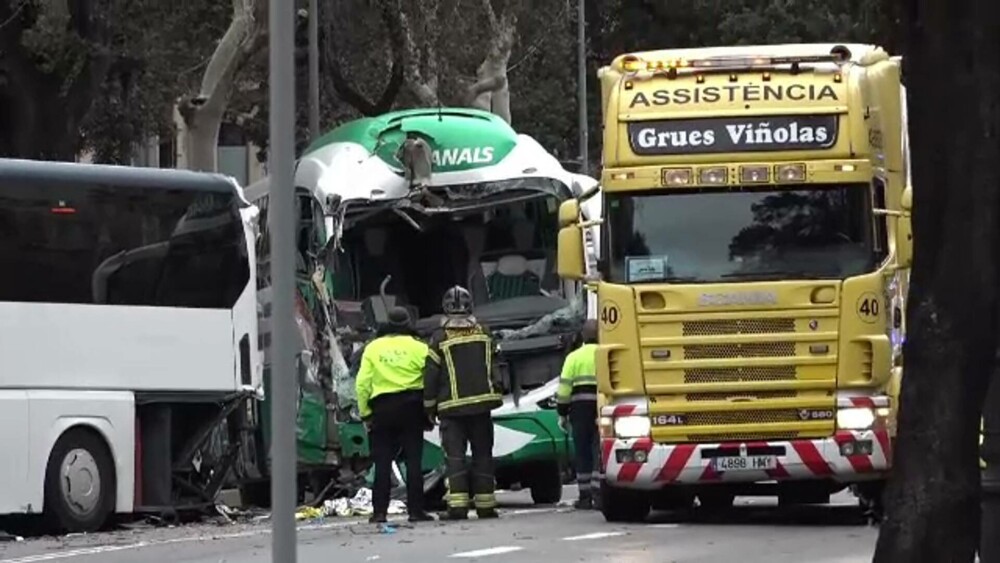 Accident grav în Spania. Cel puțin 50 de oameni au fost răniți după ce două autocare s-au ciocnit în Barcelona. FOTO - Imaginea 3