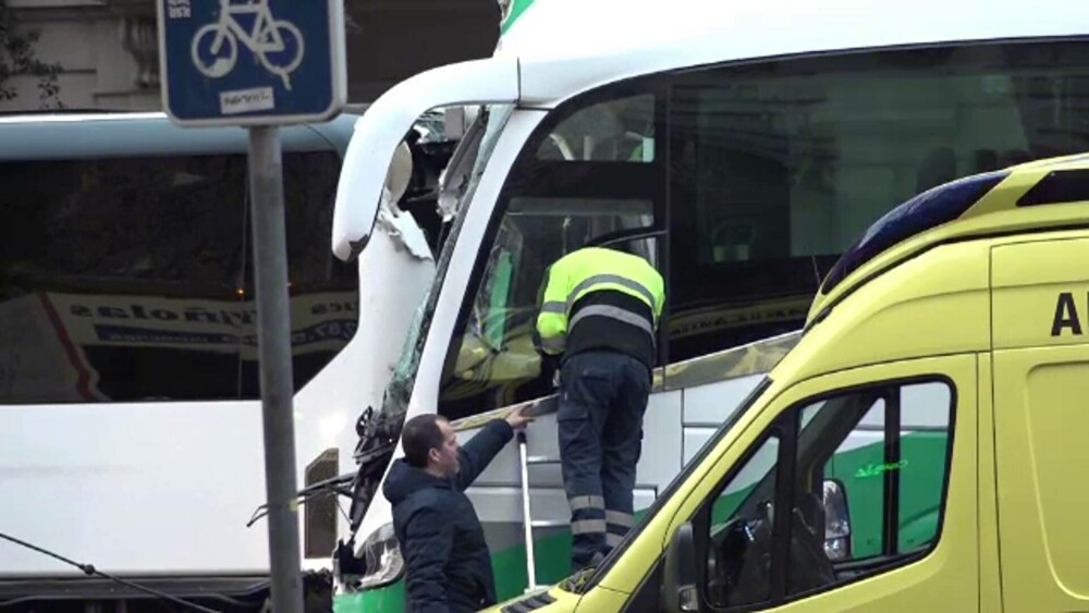 Accident grav în Spania. Cel puțin 50 de oameni au fost răniți după ce două autocare s-au ciocnit în Barcelona. FOTO - Imaginea 4