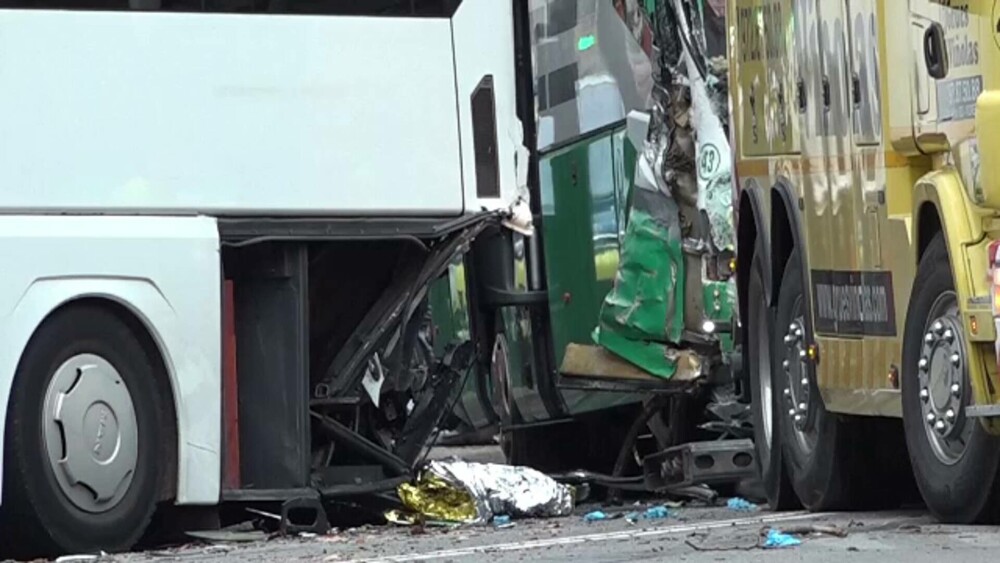 Accident grav în Spania. Cel puțin 50 de oameni au fost răniți după ce două autocare s-au ciocnit în Barcelona. FOTO - Imaginea 5
