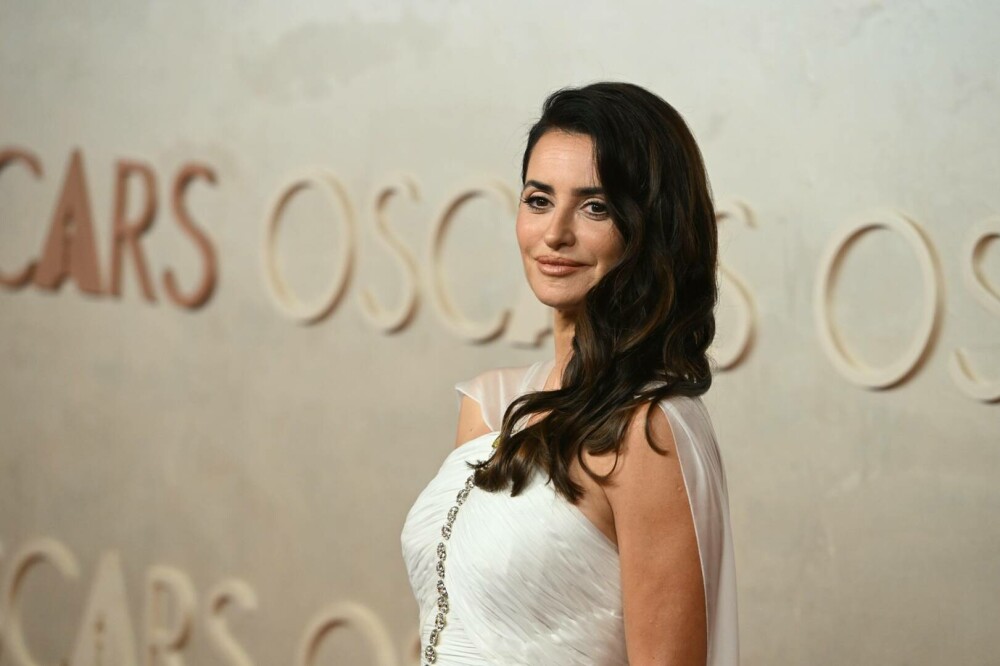 Penelope Cruz a întors toate privirile la Premiile Oscar 2025. Rochia purtată de vedetă a fost realizată în 250 de ore. FOTO - Imaginea 1