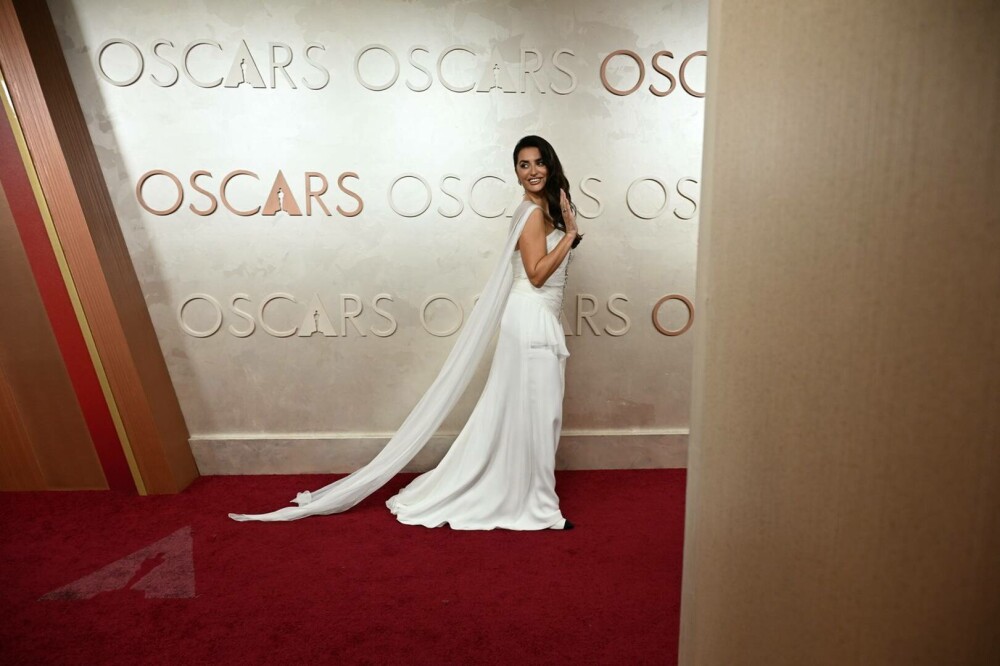 Penelope Cruz a întors toate privirile la Premiile Oscar 2025. Rochia purtată de vedetă a fost realizată în 250 de ore. FOTO - Imaginea 6