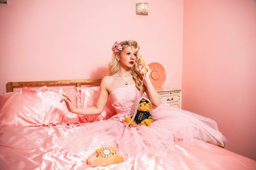 O tânără este obsedată de moda anilor 1950: A cheltuit peste 12.000 de euro pe haine vintage. FOTO - Imaginea 5