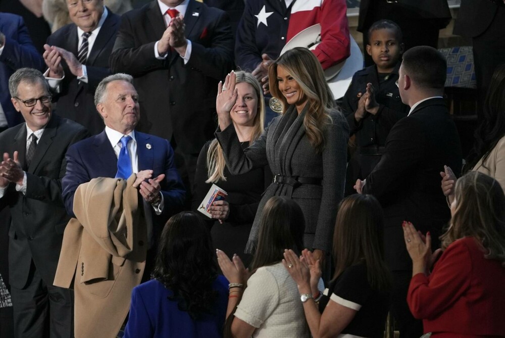 Melania Trump, plină de eleganță la discursul lui Donald Trump în fața Congresului. A purtat un sacou de 5.500$. FOTO - Imaginea 1