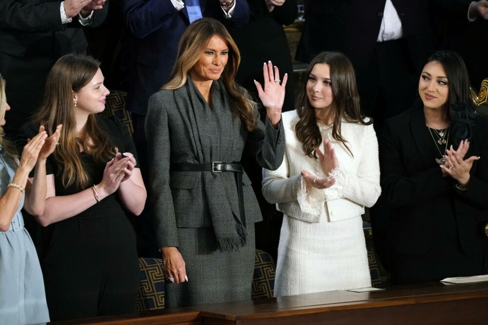 Melania Trump, plină de eleganță la discursul lui Donald Trump în fața Congresului. A purtat un sacou de 5.500$. FOTO - Imaginea 7