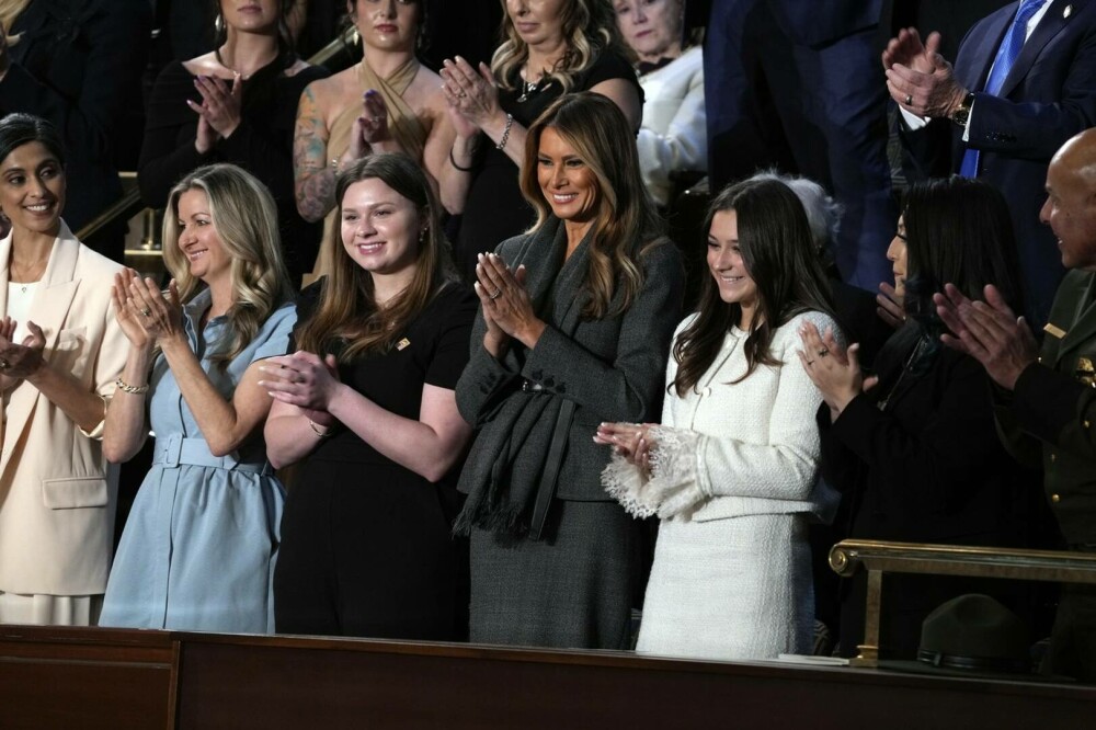 Melania Trump, plină de eleganță la discursul lui Donald Trump în fața Congresului. A purtat un sacou de 5.500$. FOTO - Imaginea 8