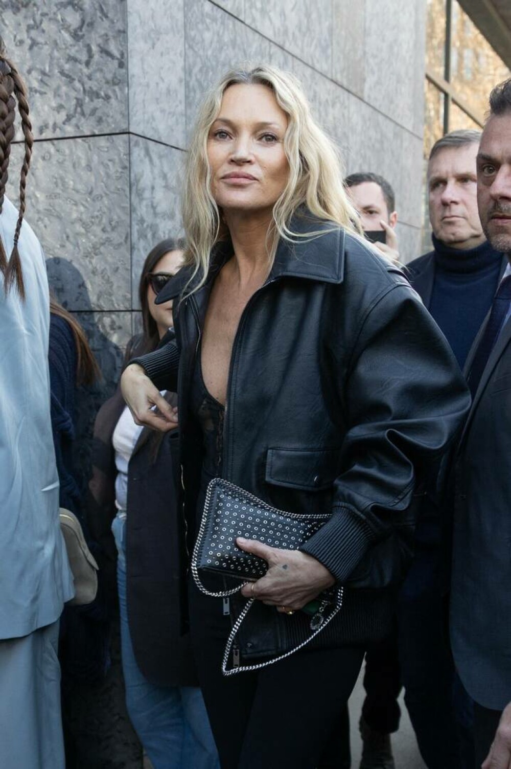 Kate Moss, modelul care a redefinit frumusețea, a strălucit la Paris Fashion Week. GALERIE FOTO - Imaginea 2