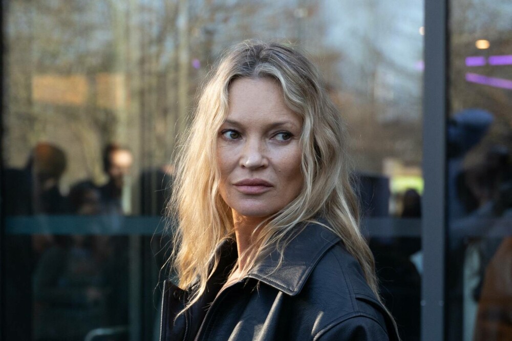 Kate Moss, modelul care a redefinit frumusețea, a strălucit la Paris Fashion Week. GALERIE FOTO - Imaginea 4