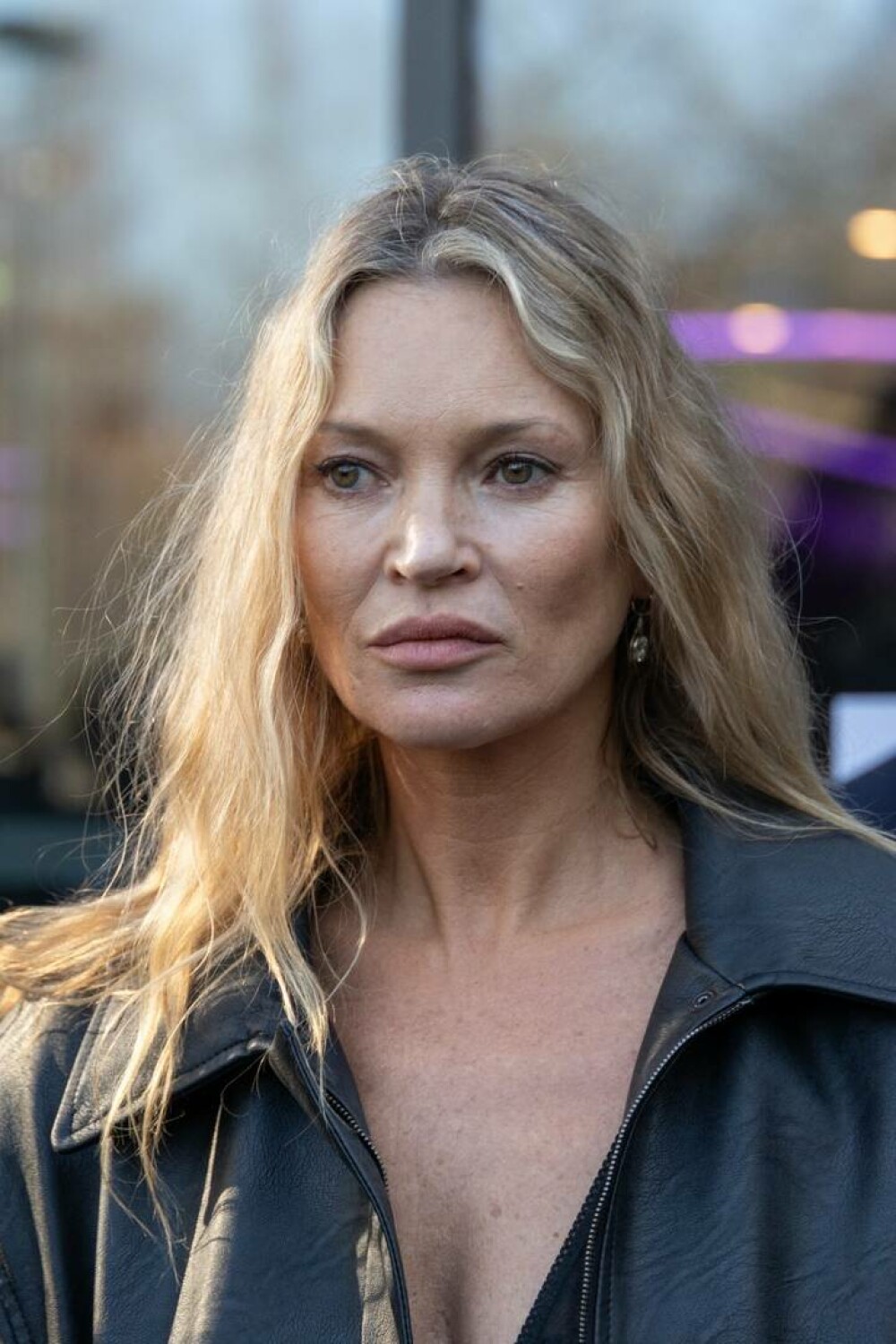 Kate Moss, modelul care a redefinit frumusețea, a strălucit la Paris Fashion Week. GALERIE FOTO - Imaginea 5