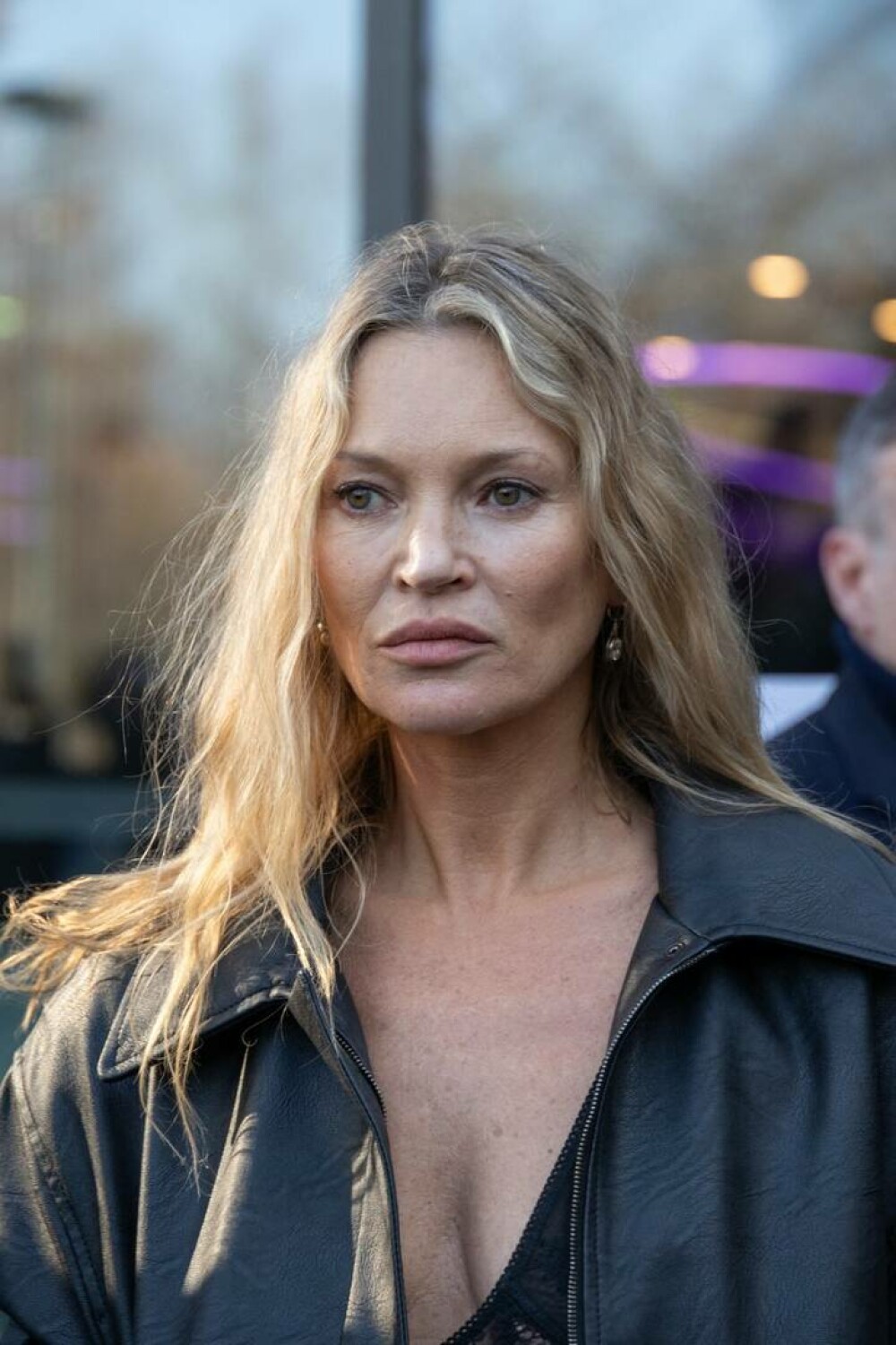 Kate Moss, modelul care a redefinit frumusețea, a strălucit la Paris Fashion Week. GALERIE FOTO - Imaginea 6