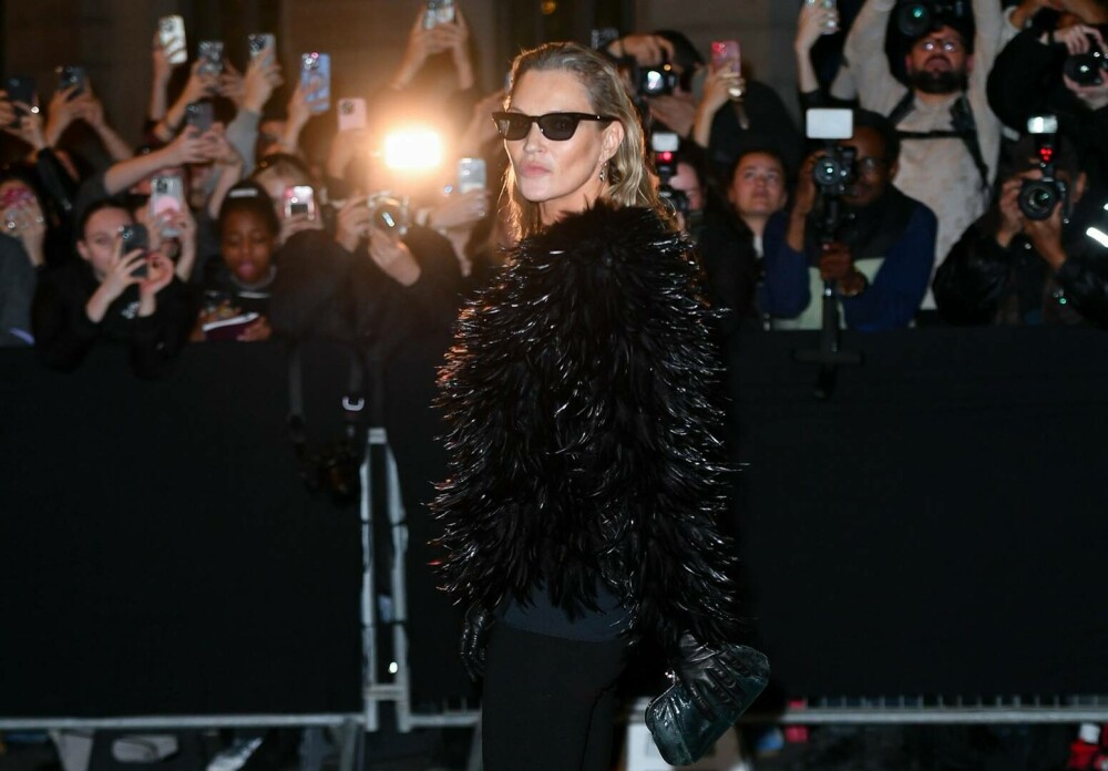 Kate Moss, modelul care a redefinit frumusețea, a strălucit la Paris Fashion Week. GALERIE FOTO - Imaginea 13
