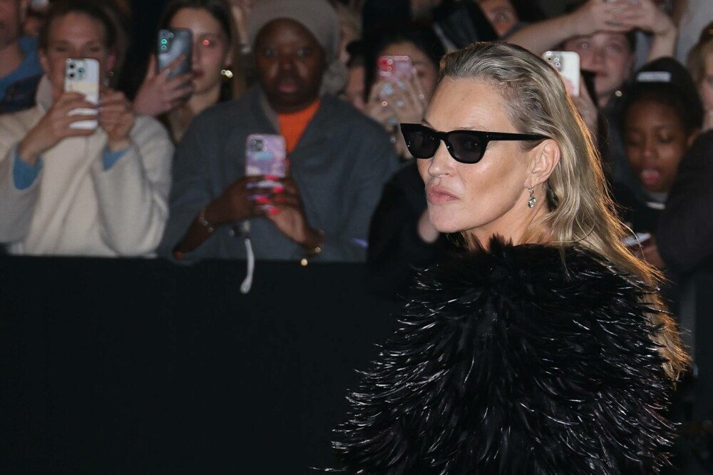 Kate Moss, modelul care a redefinit frumusețea, a strălucit la Paris Fashion Week. GALERIE FOTO - Imaginea 14